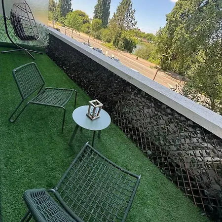 - Terrace Loire View - Center Island *